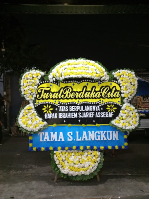 Papan Bunga Duka di Tembong