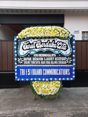 Papan Bunga Duka di Tembong
